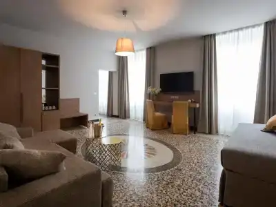 Hnn Luxury Suites - 36