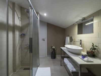 Upsuites - 34