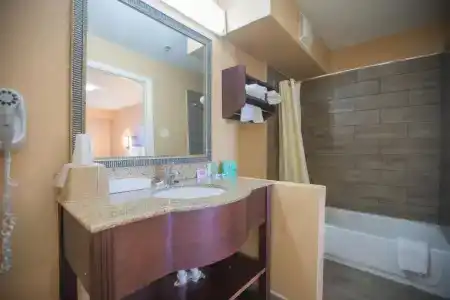 The Crossroads and Suites - 6