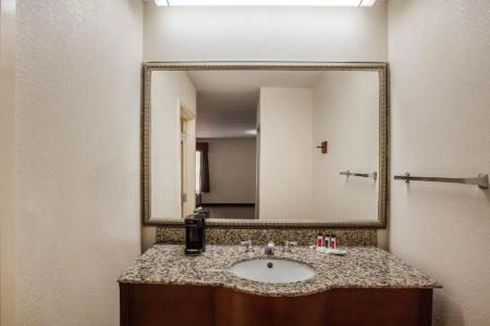 Days Inn & Suites by Wyndham - 14