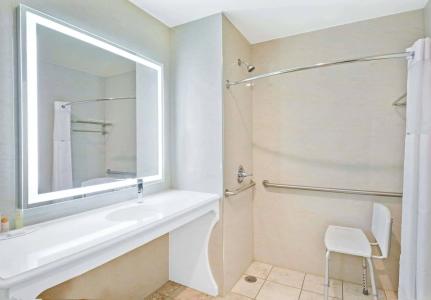 Howard Johnson by Wyndham Long Island City - 9