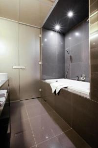 Old Town Square Residence by Emblem - 32