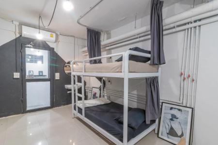 Beige Poshtels + Netflix - 22