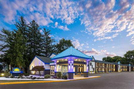 Days Inn & Suites by Wyndham - 16