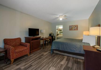 Econo Inn & Suites - 40