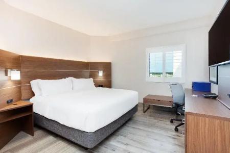 Holiday Inn Express & Suites Beach Beachfront by IHG - 65