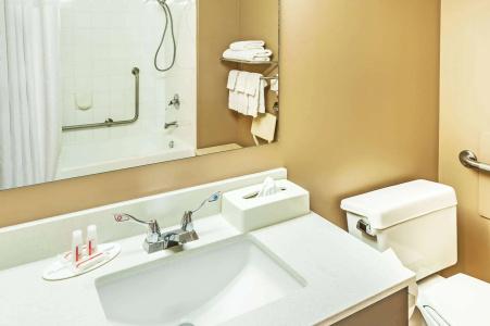 Super 8 by Wyndham/Airport - 6