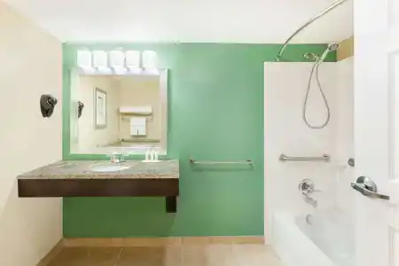 Baymont by Wyndham Center - 7