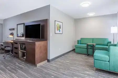 Hampton Inn - 4