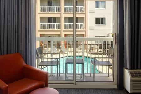 Courtyard by Marriott Broadway - 40