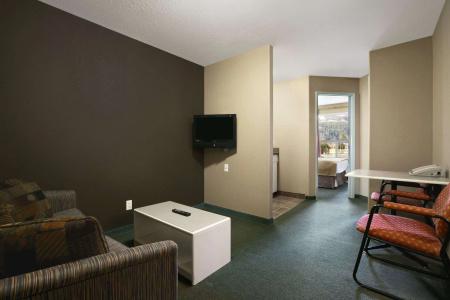Super 8 by Wyndham BC - 1