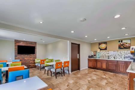 Days Inn by Wyndham Savannah Gateway I-95 - 9