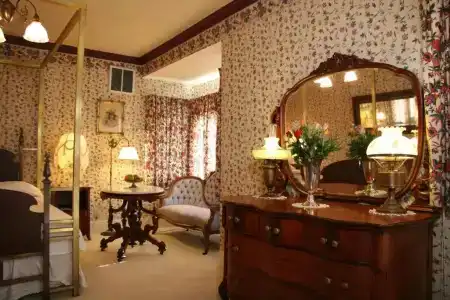 Martine Inn - 93