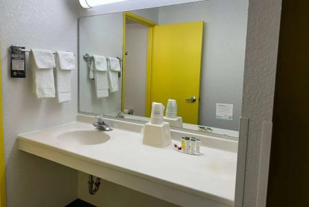 Super 8 by Wyndham/Airport - 6