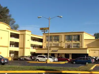 Diamond Inn & Suites - 4
