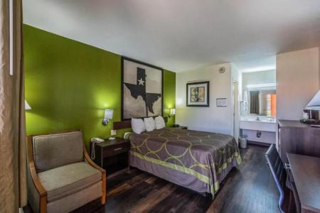 Super 8 by Wyndham Airport - 32