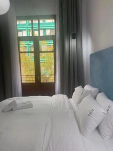 Maroon Bottle Boutique Suites - 26