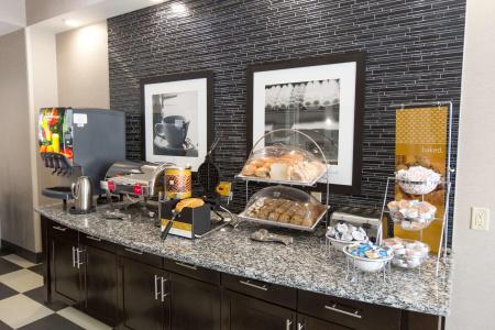 Hampton Inn & Suites Airport - 9