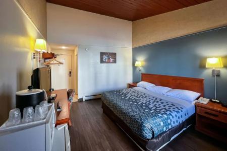 Econo Lodge Village - 67