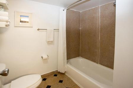 Super 8 by Wyndham Virginia Beach Oceanfront - 8