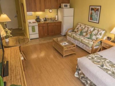Tropical Studios At Marine Surf Waikiki - Free Parking - Best Location - Full Kitchen - Swimming Pool - 180