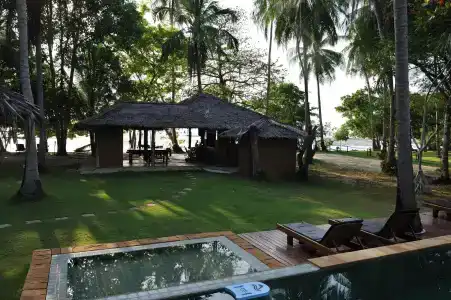 Melina Beach Front Bungalows - 11