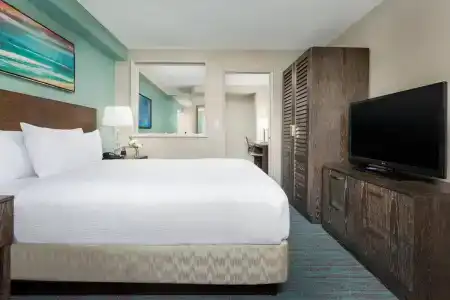 Courtyard by Marriott Waikiki Beach - 4