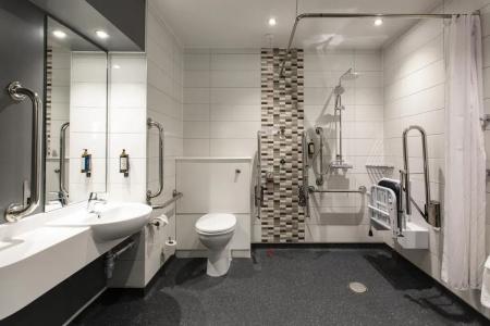 Premier Inn Pacific Quay - 35