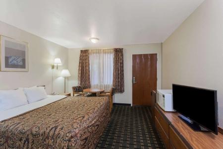 Days Inn by Wyndham Anaheim West - 4