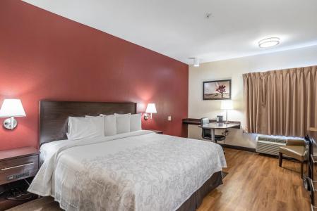 Red Roof Inn Plus + Phoenix West - 31