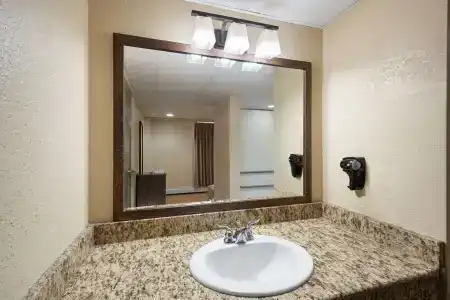 Days Inn & Suites by Wyndham - 7