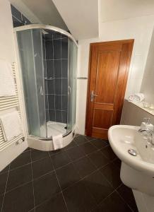 U Cervene zidle - Red Chair - 32