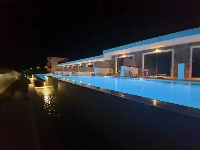 Zoes & Suites - 118