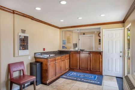 Rodeway Inn & Suites - - 14