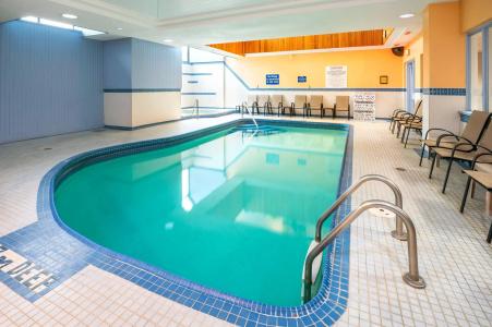 Comfort & Suites - 13