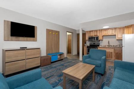 Days Inn and Suites by Wyndham Downtown-University - 36