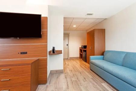 Holiday Inn Express & Suites Beach Beachfront by IHG - 113