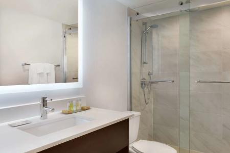 DoubleTree by Hilton Toronto Airport West - 9