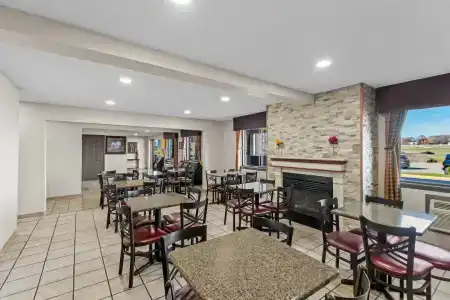 Days Inn & Suites by Wyndham Airport - 16