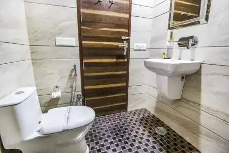 FabSapphire Inn - 6