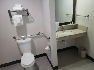 Quality Inn Airport East - 9