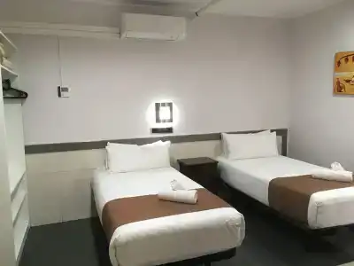 Levante Barcelona - 7