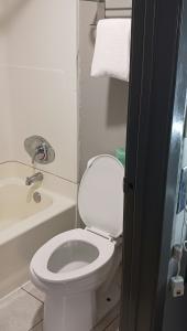 Red Roof Inn West - 31