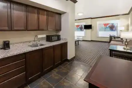 Hawthorn Suites by Wyndham - 36