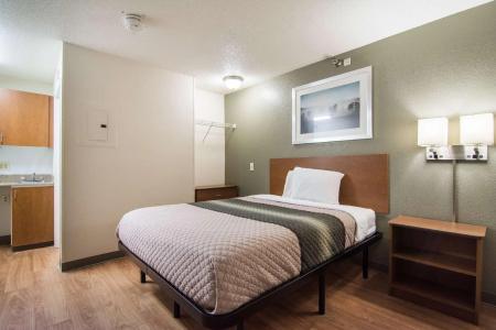 HomeTowne Studios by Red Roof Raleigh – - 4