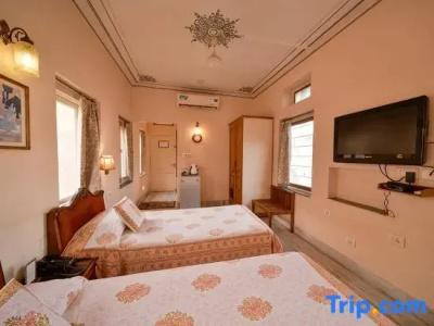 Arya Niwas - 175