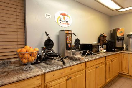 Super 8 by Wyndham/Brooks Street - 11