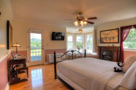 Blue Mountain Mist Country Inn - 107
