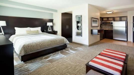 Staybridge Suites - - 69