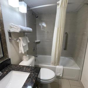 Quality Inn & Suites Downtown - 33